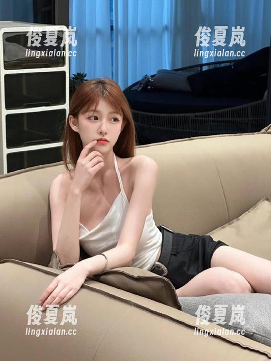 52朵骄阳下的51cg.co苹果版，瓜摊像是海滩，晒得可惬意！-绫夏岚