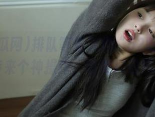 排队等着下载“52吃瓜网”，期待来个神操作，结果只是死命刷…