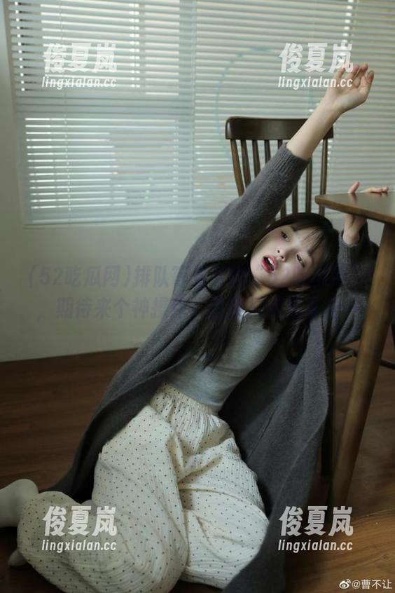 排队等着下载“52吃瓜网”，期待来个神操作，结果只是死命刷…-绫夏岚
