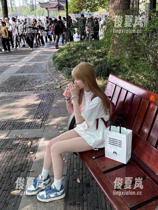 随便在安卓上逛“718吃瓜网”，也许就能捡到啥稀奇古怪的梗儿。-绫夏岚