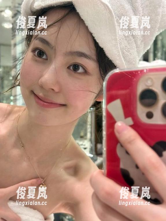 拿到hlw苹果版的那一刻，我感觉自己变成了吃瓜专业户！-绫夏岚