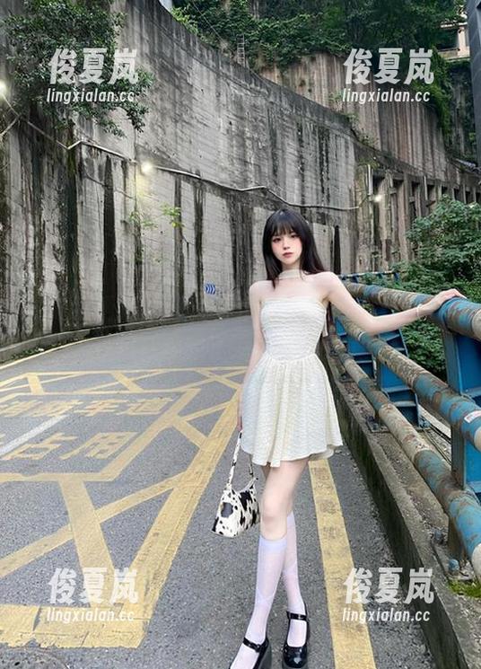 最新吃瓜网红网：嘘，小声点，这瓜我刚咬了一口，果汁横飞呢！-绫夏岚