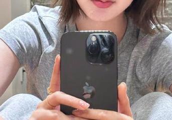 不怀好意地浏览“黑料380cc”app，感觉自己也变成八卦达人了。