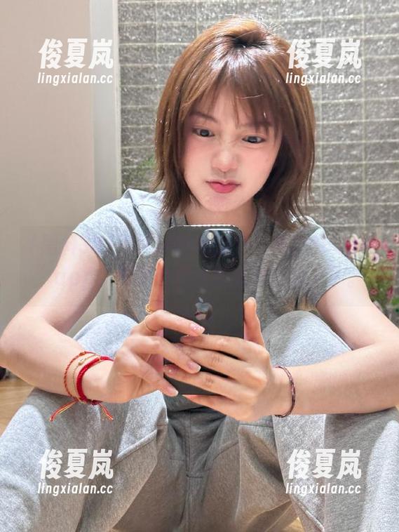 不怀好意地浏览“黑料380cc”app，感觉自己也变成八卦达人了。-绫夏岚
