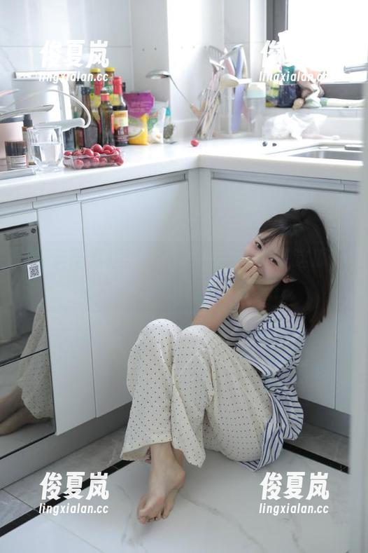 黑料吃瓜官网：你吃了这瓜，别忘了顺便划拉个小视频！-绫夏岚
