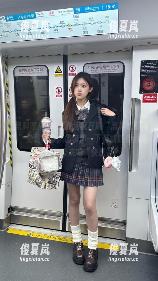 最近疯狂刷“黑料吃瓜网站”免费内容，偶尔停一下都能感受到信息轰炸带来的“快感”！-绫夏岚