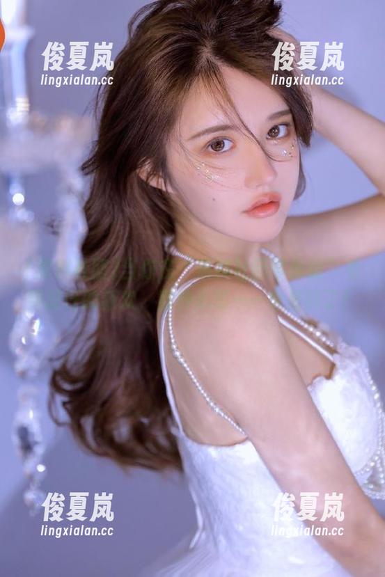 当你在“黑料社团苹果版”看到前任的新欢，那种心情……也是醉了！-绫夏岚